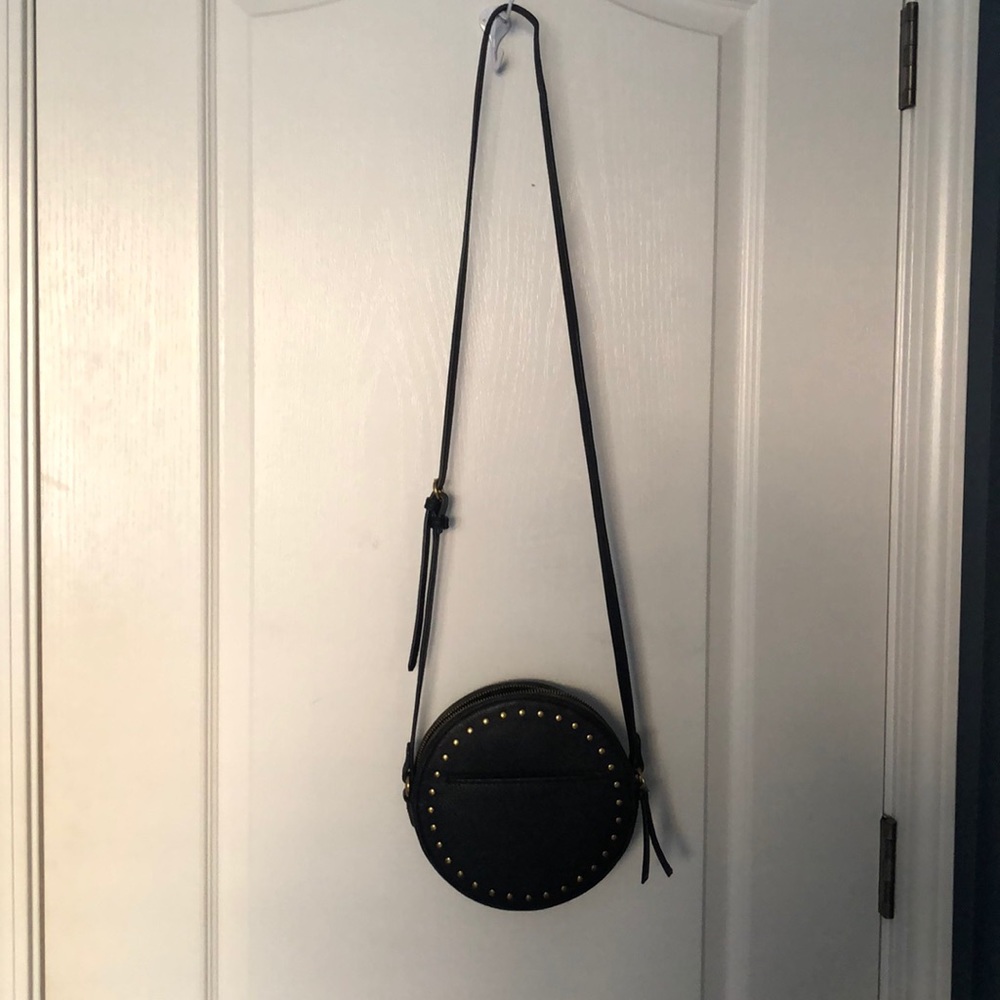 Round black purse